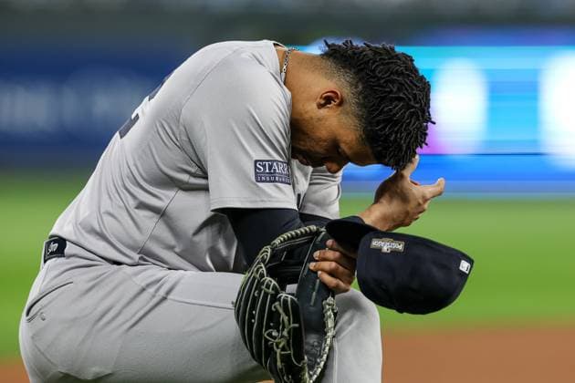 MLB, Baseball Herren, USA 2024: ALDS Yankees vs Royals OCT 10 October 10, 2024: New York Yankees right fielder Juan Soto (22) takes a moment before game 4 of the American League Division Series against the Kansas City Royals at Kauffman Stadium in Kansas City, MO. David Smith CSM (Credit Image: Â David Smith Cal Media) Kansas City Mo United States of America EDITORIAL USE ONLY Copyright: xx ZUMA-20241010_zma_c04_071.jpg DavidxSmithx csmphotothree304977