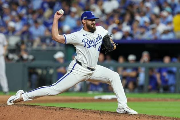 MLB, Baseball Herren, USA 2024: ALDS Yankees vs Royals OCT 10 October 10, 2024: Kansas City Royals relief pitcher John Schreiber (46) throws against the New York Yankees during the eighth inning of game 4 of the American League Division Series at Kauffman Stadium in Kansas City, MO. David Smith CSM (Credit Image: Â David Smith Cal Media) Kansas City Mo United States of America EDITORIAL USE ONLY Copyright: xx ZUMA-20241010_zma_c04_056.jpg DavidxSmithx csmphotothree304992