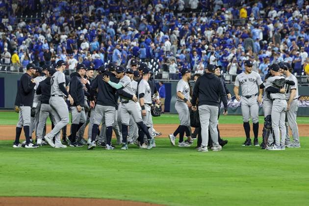 MLB, Baseball Herren, USA 2024: ALDS Yankees vs Royals OCT 10 October 10, 2024: New York Yankees players celebrate their 3-1 win over the Kansas City Royals clinching the American League Division Series at Kauffman Stadium in Kansas City, MO. David Smith CSM (Credit Image: Â David Smith Cal Media) Kansas City Mo United States of America EDITORIAL USE ONLY Copyright: xx ZUMA-20241010_zma_c04_049.jpg DavidxSmithx csmphotothree304999