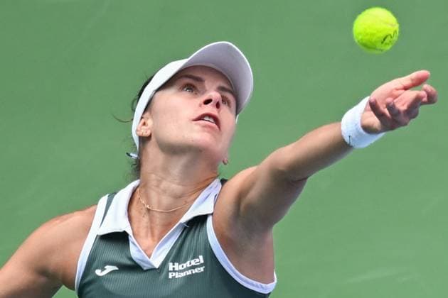 (241011) -- WUHAN, Oct. 11, 2024 -- Magda Linette of Poland serves during the women s singles quarterfinal match against Coco Gauff of the United States at the 2024 Wuhan Open tennis tournament in Wuhan, capital of central China s Hubei Province, Oct. 11, 2024. ) (SP)CHINA-WUHAN-TENNIS-WUHAN OPEN-WOMEN S SINGLES (CN) DuxZixuan 