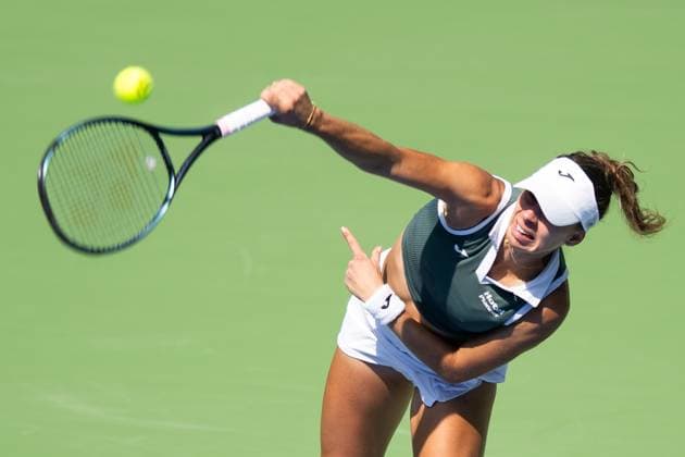 (241011) -- WUHAN, Oct. 11, 2024 -- Magda Linette of Poland competes during the women s singles quarterfinal match against Coco Gauff of the United States at the 2024 Wuhan Open tennis tournament in Wuhan, capital of central China s Hubei Province, Oct. 11, 2024. ) (SP)CHINA-WUHAN-TENNIS-WUHAN OPEN-WOMEN S SINGLES (CN) XiaoxYijiu 