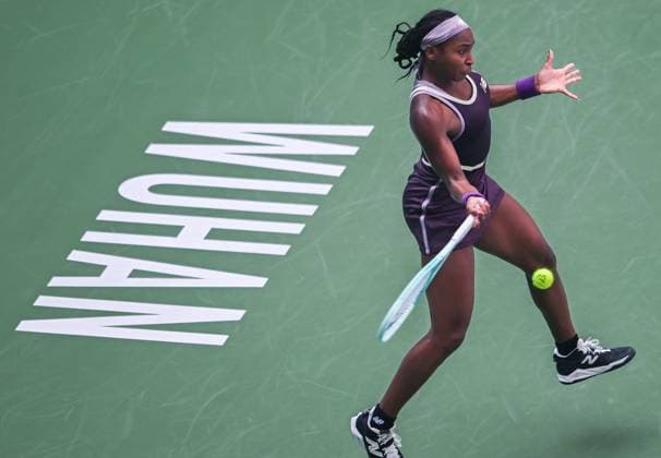 (241011) -- WUHAN, Oct. 11, 2024 -- Coco Gauff of the United States hits a return during the women s singles quarterfinal match against Magda Linette of Poland at the 2024 Wuhan Open tennis tournament in Wuhan, capital of central China s Hubei Province, Oct. 11, 2024. ) (SP)CHINA-WUHAN-TENNIS-WUHAN OPEN-WOMEN S SINGLES (CN) DuxZixuan 