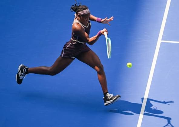 (241011) -- WUHAN, Oct. 11, 2024 -- Coco Gauff of the United States hits a return during the women s singles quarterfinal match against Magda Linette of Poland at the 2024 Wuhan Open tennis tournament in Wuhan, capital of central China s Hubei Province, Oct. 11, 2024. ) (SP)CHINA-WUHAN-TENNIS-WUHAN OPEN-WOMEN S SINGLES (CN) DuxZixuan 