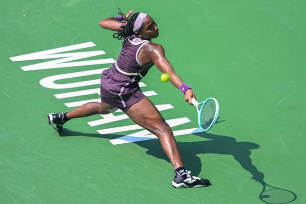 (241011) -- WUHAN, Oct. 11, 2024 -- Coco Gauff of the United States hits a return during the women s singles quarterfinal match against Magda Linette of Poland at the 2024 Wuhan Open tennis tournament in Wuhan, capital of central China s Hubei Province, Oct. 11, 2024. ) (SP)CHINA-WUHAN-TENNIS-WUHAN OPEN-WOMEN S SINGLES (CN) DuxZixuan 