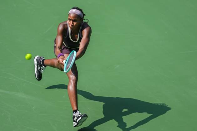 (241011) -- WUHAN, Oct. 11, 2024 -- Coco Gauff of the United States hits a return during the women s singles quarterfinal match against Magda Linette of Poland at the 2024 Wuhan Open tennis tournament in Wuhan, capital of central China s Hubei Province, Oct. 11, 2024. ) (SP)CHINA-WUHAN-TENNIS-WUHAN OPEN-WOMEN S SINGLES (CN) DuxZixuan 