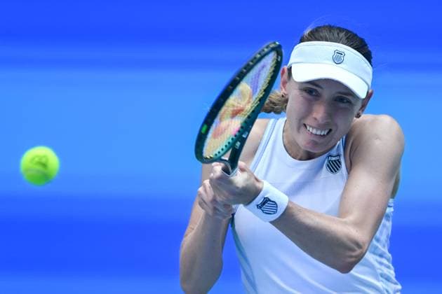 (241011) -- WUHAN, Oct. 11, 2024 -- Ekaterina Alexandrova hits a return during the women s singles quarterfinal between Wang Xinyu of China and Ekaterina Alexandrova of Russia at the 2024 Wuhan Open tennis tournament in Wuhan, capital of central China s Hubei Province, Oct. 11, 2024. ) (SP)CHINA-WUHAN-TENNIS-WUHAN OPEN-WOMEN S SINGLES (CN) DuxZixuan 