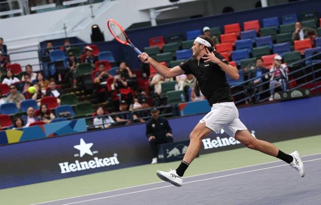 (241011) -- SHANGHAI, Oct. 11, 2024 -- Taylor Fritz hits a return during the men s singles quarterfinal match between Taylor Fritz of the United States and David Goffin of Belgium at the ATP, Tennis Herren World Tour Shanghai Masters tennis tournament in Shanghai, east China, Oct. 11, 2024. ) (SP)CHINA-SHANGHAI-TENNIS-ATP TOUR-SHANGHAI MASTERS(CN) BaixXuefei 