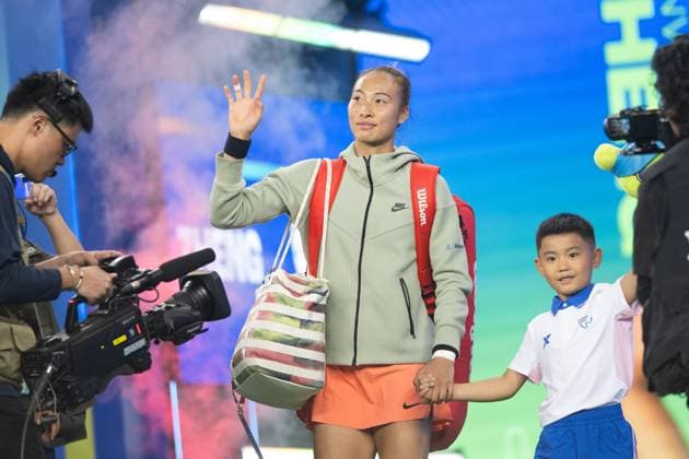 (241011) -- WUHAN, Oct. 11, 2024 -- Zheng Qinwen walks into the court before the women s singles quarterfinal match between Zheng Qinwen of China and Jasmine Paolini of Italy at the 2024 Wuhan Open tennis tournament in Wuhan, capital of central China s Hubei Province, Oct. 11, 2024. ) (SP)CHINA-WUHAN-TENNIS-WUHAN OPEN-WOMEN S SINGLES (CN) XiaoxYijiu 