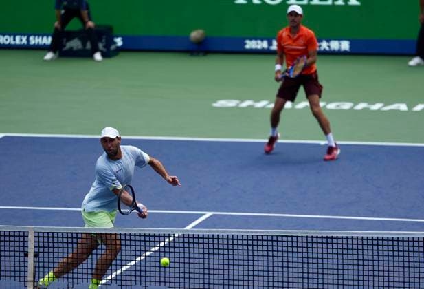 SHANGHAI, CHINA - OCTOBER 11: Santiago Gonzalez of Mexico and Edouard Roger-Vasselin of France compete in the Men s Doubles Semifinal match against Wesley Koolhof of Netherlands and Nikola Mektic of Croatia on day 12 of 2024 Shanghai Rolex Masters at Qi Zhong Tennis Centre on October 11, 2024 in Shanghai, China.  Copyright: xVCGx 111523201615