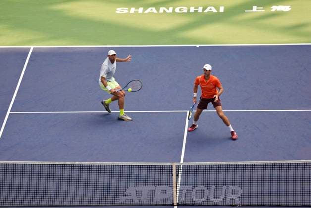 SHANGHAI, CHINA - OCTOBER 11: Santiago Gonzalez of Mexico and Edouard Roger-Vasselin of France compete in the Men s Doubles Semifinal match against Wesley Koolhof of Netherlands and Nikola Mektic of Croatia on day 12 of 2024 Shanghai Rolex Masters at Qi Zhong Tennis Centre on October 11, 2024 in Shanghai, China.  Copyright: xVCGx 111523201604