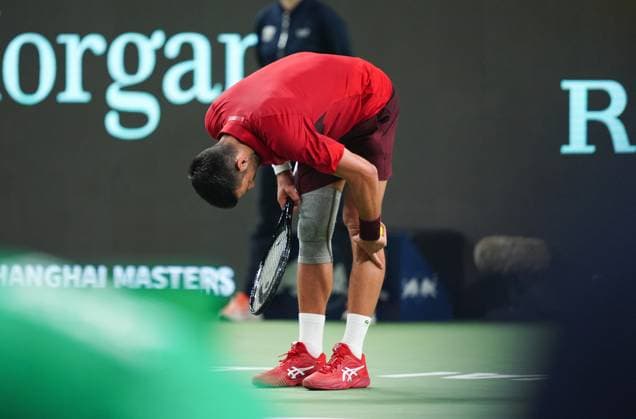 (241011) -- SHANGHAI, Oct. 11, 2024 -- Novak Djokovic checks his knees during the men s singles quarterfinal match between Jakub Mensik of the Czech Republic and Novak Djokovic of Serbia at the ATP, Tennis Herren World Tour Shanghai Masters tennis tournament in Shanghai, east China, Oct. 11, 2024. ) (SP)CHINA-SHANGHAI-TENNIS-ATP TOUR-SHANGHAI MASTERS(CN) XuxYanan 