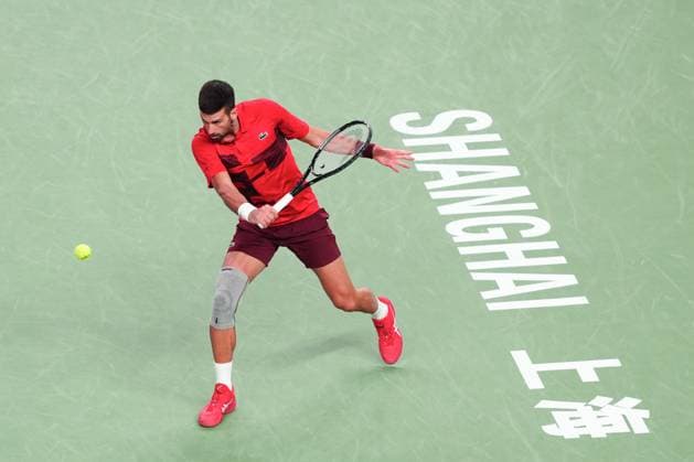 (241011) -- SHANGHAI, Oct. 11, 2024 -- Novak Djokovic hits a return during the men s singles quarterfinal match between Jakub Mensik of the Czech Republic and Novak Djokovic of Serbia at the ATP, Tennis Herren World Tour Shanghai Masters tennis tournament in Shanghai, east China, Oct. 11, 2024. ) (SP)CHINA-SHANGHAI-TENNIS-ATP TOUR-SHANGHAI MASTERS(CN) XuxYanan 