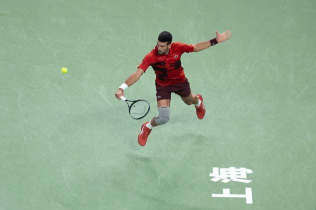 (241011) -- SHANGHAI, Oct. 11, 2024 -- Novak Djokovic hits a return during the men s singles quarterfinal match between Jakub Mensik of the Czech Republic and Novak Djokovic of Serbia at the ATP, Tennis Herren World Tour Shanghai Masters tennis tournament in Shanghai, east China, Oct. 11, 2024. ) (SP)CHINA-SHANGHAI-TENNIS-ATP TOUR-SHANGHAI MASTERS(CN) BaixXuefei 