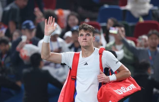 (241011) -- SHANGHAI, Oct. 11, 2024 -- Jakub Mensik waves after the men s singles quarterfinal match between Jakub Mensik of the Czech Republic and Novak Djokovic of Serbia at the ATP, Tennis Herren World Tour Shanghai Masters tennis tournament in Shanghai, east China, Oct. 11, 2024. ) (SP)CHINA-SHANGHAI-TENNIS-ATP TOUR-SHANGHAI MASTERS(CN) BaixXuefei 