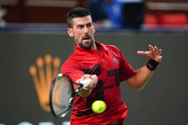 (241011) -- SHANGHAI, Oct. 11, 2024 -- Novak Djokovic hits a return during the men s singles quarterfinal match between Jakub Mensik of the Czech Republic and Novak Djokovic of Serbia at the ATP, Tennis Herren World Tour Shanghai Masters tennis tournament in Shanghai, east China, Oct. 11, 2024. ) (SP)CHINA-SHANGHAI-TENNIS-ATP TOUR-SHANGHAI MASTERS(CN) XuxYanan 