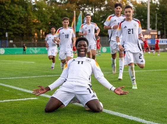 Bilder des Jahres 2024, Sport 10 Oktober Sport Bilder des Tages Fußball, Nachwuchs, Saison 2024 25, U16-Junioren-Länderspiel in Berlin, Deutschland - Polen, vorn Ivan Mathis Massek (U16 GER), hinten v. l. Philip Buchta (U16 GER), John Meyer (U16 GER), Cem Halaco (U16 GER), Luca Michel Hampel (U16 GER), Jubel nach Tor zum 2:1, 11.10. 2024, *** Soccer, Youth, Season 2024 25, U16 Juniors international match in Berlin, Germany Poland, front Ivan Mathis Massek U16 GER , back from left Philip Buchta U16 GER , John Meyer U16 GER , Cem Halaco U16 GER , Luca Michel Hampel U16 GER , cheering after scoring 2 1, 11 10 2024, Copyright: xMatthiasxKochx