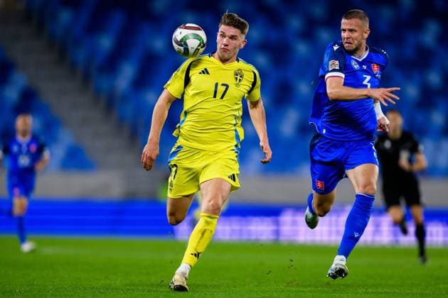241011 Viktor Gyökeres of Sweden and Denis Vavro of Slovakia during the Nations League football match between Slovakia and Sweden on October 11, 2024 in Bratislava Photo Joel Marklund BILDBYRAN code JM JM0607 bbeng fotboll football soccer fotball nations league uefa nations league slovakien slovakia sverige sweden sverige a  Copyright: JOELxMARKLUND BB241011JM065