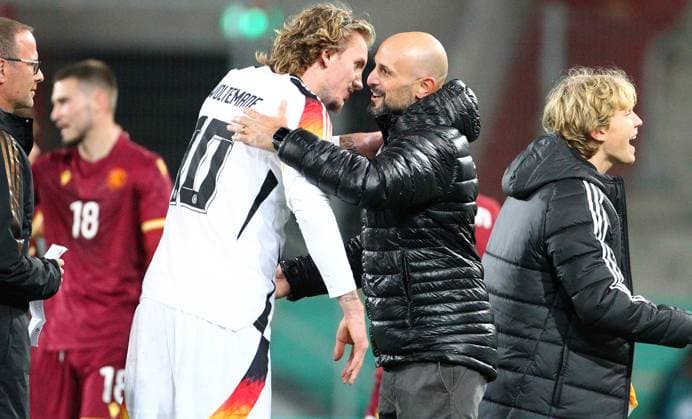 Nick Woltemade - Antonio Di Salvo Trainer Deutschland U21, U 21 , Deutschland U21-Bulgarien U21, U21 Fußball Europameisterschaft Qualifikation in Jahn Stadion , Regensburg, Bayern, Deutschland . Oktober 11, 2024 . Photo by: Davide Elias Ipa Photo Pressefoto DENL Copyright: xDavidexEliasx
