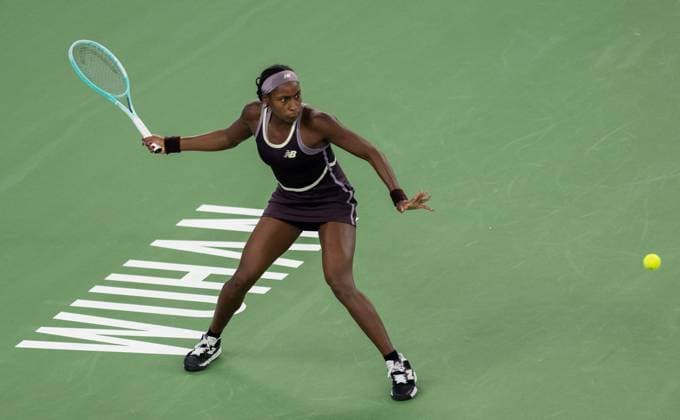 (241012) -- WUHAN, Oct. 12, 2024 -- Coco Gauff hits a return during the women s singles semifinal match between Aryna Sabalenka of Belarus and Coco Gauff of the United States at the 2024 Wuhan Open tennis tournament in Wuhan, central China s Hubei Province, Oct. 12, 2024. ) (SP)CHINA-WUHAN-TENNIS-WUHAN OPEN-WOMEN S SINGLES (CN) HuxJingwen 