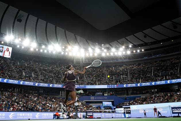 (241012) -- WUHAN, Oct. 12, 2024 -- Coco Gauff hits a return during the women s singles semifinal match between Aryna Sabalenka of Belarus and Coco Gauff of the United States at the 2024 Wuhan Open tennis tournament in Wuhan, central China s Hubei Province, Oct. 12, 2024. ) (SP)CHINA-WUHAN-TENNIS-WUHAN OPEN-WOMEN S SINGLES (CN) XiaoxYijiu 
