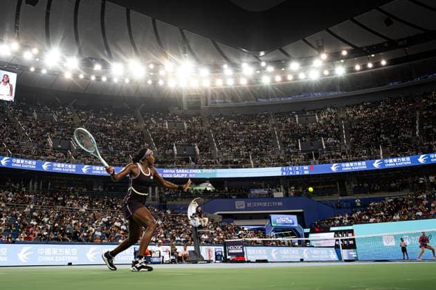 (241012) -- WUHAN, Oct. 12, 2024 -- Coco Gauff hits a return during the women s singles semifinal match between Aryna Sabalenka of Belarus and Coco Gauff of the United States at the 2024 Wuhan Open tennis tournament in Wuhan, central China s Hubei Province, Oct. 12, 2024. ) (SP)CHINA-WUHAN-TENNIS-WUHAN OPEN-WOMEN S SINGLES (CN) XiaoxYijiu 
