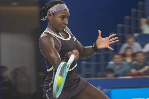 (241012) -- WUHAN, Oct. 12, 2024 -- Coco Gauff hits a return during the women s singles semifinal match between Aryna Sabalenka of Belarus and Coco Gauff of the United States at the 2024 Wuhan Open tennis tournament in Wuhan, central China s Hubei Province, Oct. 12, 2024. ) (SP)CHINA-WUHAN-TENNIS-WUHAN OPEN-WOMEN S SINGLES (CN) XiaoxYijiu 