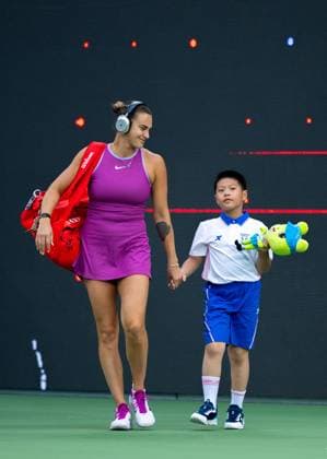 (241012) -- WUHAN, Oct. 12, 2024 -- Aryna Sabalenka walks into the court before the women s singles semifinal match between Aryna Sabalenka of Belarus and Coco Gauff of the United States at the 2024 Wuhan Open tennis tournament in Wuhan, central China s Hubei Province, Oct. 12, 2024. ) (SP)CHINA-WUHAN-TENNIS-WUHAN OPEN-WOMEN S SINGLES (CN) HuxJingwen 