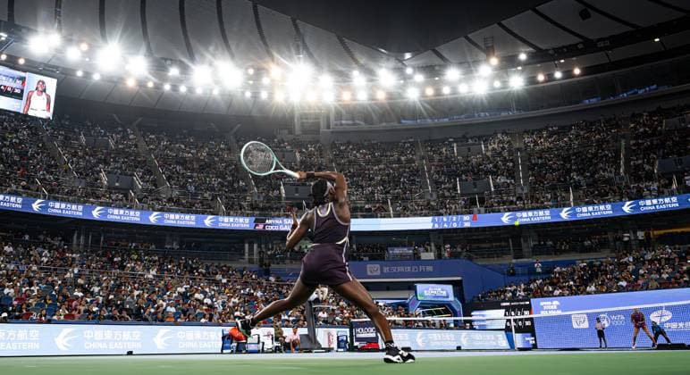 (241012) -- WUHAN, Oct. 12, 2024 -- Coco Gauff hits a return during the women s singles semifinal match between Aryna Sabalenka of Belarus and Coco Gauff of the United States at the 2024 Wuhan Open tennis tournament in Wuhan, central China s Hubei Province, Oct. 12, 2024. ) (SP)CHINA-WUHAN-TENNIS-WUHAN OPEN-WOMEN S SINGLES (CN) XiaoxYijiu 
