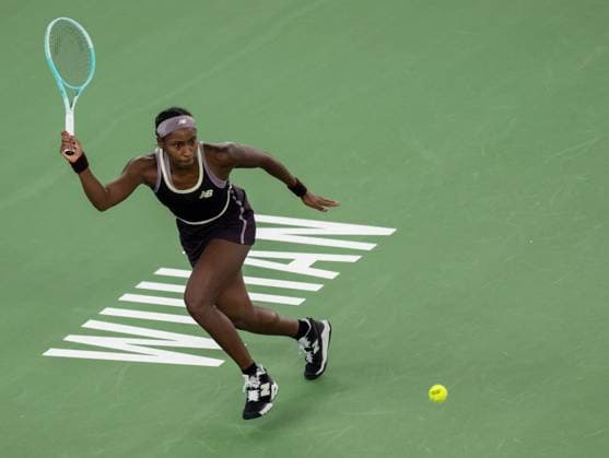 (241012) -- WUHAN, Oct. 12, 2024 -- Coco Gauff hits a return during the women s singles semifinal match between Aryna Sabalenka of Belarus and Coco Gauff of the United States at the 2024 Wuhan Open tennis tournament in Wuhan, central China s Hubei Province, Oct. 12, 2024. ) (SP)CHINA-WUHAN-TENNIS-WUHAN OPEN-WOMEN S SINGLES (CN) HuxJingwen 