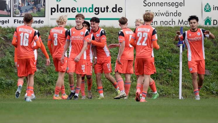 12 10 2024, Waldstadion, Meppen, GER, U 17 DFB Nachwuchsliga SV Meppen vs Arminia Bielefeld, Bielefeld celebrates the 0 2 goal DFL REGULATIONS PROHIBIT ANY USE OF PHOTOGRAPHS AS IMAGE SEQUENCES AND OR QUASI VIDEO Meppen Lower Saxony Germany Waldstadion