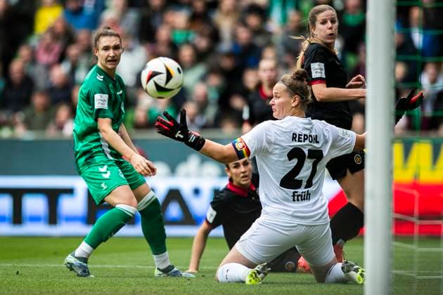 GER, FFBL, SV Werder Bremen vs Bayer Leverkusen 12 10 2024, WESERSTADION, GER, FFBL, SV Werder Bremen vs Bayer Leverkusen in picture The ball flies past Friederike Repohl Bayer Leverkusen 27, nordphotoxGmbHx xRauch nph00251