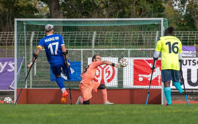 Football, 2024 2025 season, Amputee Bundesliga final match day , Mainz 05 kick-off Hoffenheim semi-final , v l Stephan Schmidt Jr Mainz 05 scores the goal for 4 3 against goalkeeper Benedikt Berger Hoffenheim , 12 10 2024, Copyright: xSebastianxRäppold MatthiasxKochx