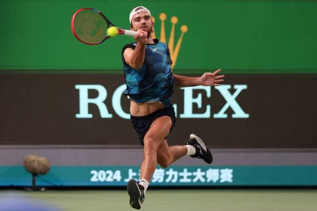 (241012) -- SHANGHAI, Oct. 12, 2024 -- Tomas Machac hits a return during the men s singles semifinal match between Jannik Sinner of Italy and Tomas Machac of the Czech Republic at the ATP, Tennis Herren World Tour Shanghai Masters tennis tournament in Shanghai, east China, Oct. 12, 2024. ) (SP)CHINA-SHANGHAI-TENNIS-ATP TOUR-SHANGHAI MASTERS(CN) WangxXiang 