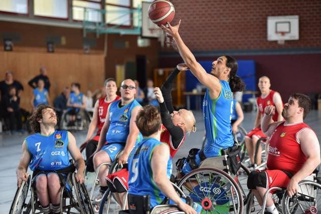Kampf um den Ball, Maximilian Chagger (RB Zwickau, 09) ist am hoechsten RSKV Tuebingen vs. RB Zwickau, Rollstuhlbasketball, 2. Bundesliga Sued, 1. Spieltag, Saison 2024 25, 12.10.2024, RSKV Tuebingen vs. RB Zwickau, Rollstuhlbasketball, 2. Bundesliga Sued, 1. Spieltag, Saison 2024 25, 12.10.2024 Tuebingen *** Battle for the ball, Maximilian Chagger RB Zwickau, 09 is the highest RSKV Tuebingen vs RB Zwickau, Wheelchair basketball, 2 Bundesliga Sued, 1 Matchday, Season 2024 25, 12 10 2024, RSKV Tuebingen vs RB Zwickau, Wheelchair basketball, 2 Bundesliga Sued, 1 Matchday, Season 2024 25, 12 10 2024 Tuebingen Copyright: xEibner-Pressefoto RalphxKunzex EP_RKE