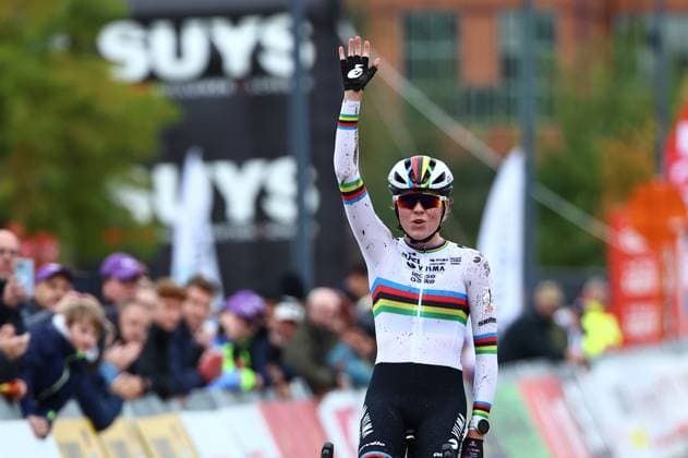 Dutch Fem Van Empel celebrates as she crosses the finish line to win the women elite race of the Exact Cross Beringen cyclocross cycling event, Saturday 12 October 2024 in Beringen, race 1 7 of the Exact Cross competition. DAVIDxPINTENS  x102385925x