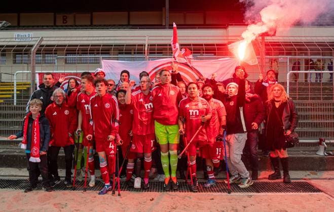 Football, 2024 2025 season, Amputee Bundesliga final match day, fans and players of Fortuna Düsseldorf celebrate third place, 12 10 2024, Copyright: xSebastianxRäppold MatthiasxKochx