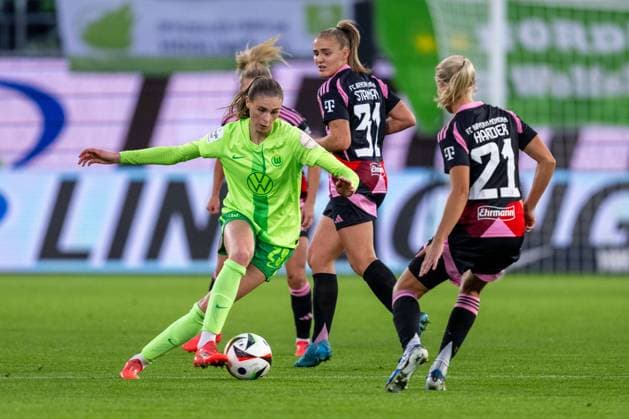 12 10 2024, Football Google Pixel Womens Bundesliga, Season 2024 2025, Matchday 06, VfL Wolfsburg FC Bayern Munich in the Volkswagen Arena Wolfsburgs Jule Brand runs with the ball on her foot Important note According to the regulations of the DFL German Football League or the DFB German Football Association, it is prohibited to use or have used photographs taken in the stadium and or of the match in the form of sequential images and or video-like photo series Foto Kirchner Media DI Copyright: xDavidxInderliedx