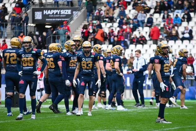 Team of the Dresden Monarchs ERIMA GFL Bowl Potsdam Royals Dresden Monarchs match photos 12 10 2024 Team of the Dresden Monarchs, ERIMA GFL Bowl 2024, Potsdam Royals against Dresden Monarchs on October 12, 2024 at the stadium on Hafenstraße, Essen, Germany