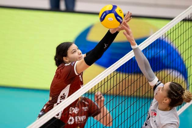 1 Volleyball Bundesliga Women Schwarz Weiss Erfurt vs SC Potsdam Erfurt 12 10 2024 Sabrina Michelle Starks 11 SC Potsdam vs Alina Zellin 1 Schwarz Weiss Erfurt 1 Volleyball Bundesliga Women Schwarz Weiss Erfurt vs SC Potsdam Riethsporthalle Erfurt 12 10 2024 Copyright: xBEAUTIFULxSPORTS Duehringx