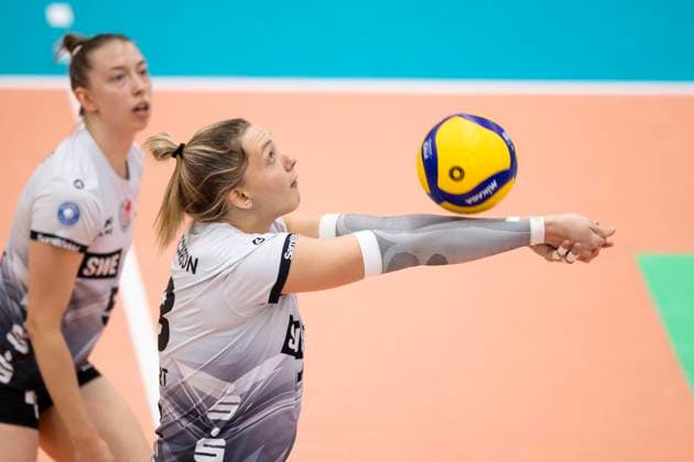1 Volleyball Bundesliga Women Schwarz Weiss Erfurt vs SC Potsdam Erfurt 12 10 2024 Kaylee Oscarson 18 Schwarz Weiss Erfurt and Isabella Noble 5 Schwarz Weiss Erfurt behind 1 Volleyball Bundesliga Women Schwarz Weiss Erfurt vs SC Potsdam Riethsporthalle Erfurt 12 10 2024 Copyright: xBEAUTIFULxSPORTS Duehringx