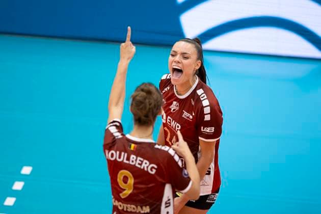 1 Volleyball Bundesliga Women Schwarz Weiss Erfurt vs SC Potsdam Erfurt 12 10 2024 Cheers, Jade Cholet 24 SC Potsdam and Anna Koulberg 9 SC Potsdam 1 Volleyball Bundesliga Women Schwarz Weiss Erfurt vs SC Potsdam Riethsporthalle Erfurt 12 10 2024 Copyright: xBEAUTIFULxSPORTS Duehringx