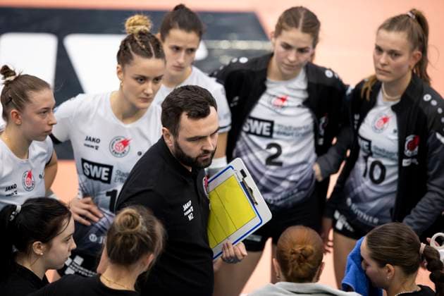 1 Volleyball Bundesliga Women Schwarz Weiss Erfurt vs SC Potsdam Erfurt 12 10 2024 Mateusz Zarczynski Coach Schwarz Weiss Erfurt and team 1 Volleyball Bundesliga Women Schwarz Weiss Erfurt vs SC Potsdam Riethsporthalle Erfurt 12 10 2024 Copyright: xBEAUTIFULxSPORTS Duehringx