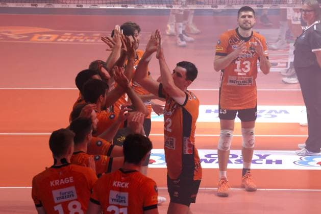 DEU, DVV, 1 VBL, BR Volleys vs Friedrichshafen, 12 10 2024, Max Schmeling Halle, Berlin, DEU, DVV, 1 VBL, BR Volleys vs Friedrichshafen, in the picture BR Volleys players circle, Ruben Schott BR Volleys 13 Photo Juergen Engler nordphoto GmbH nordphotoxGmbHx xEngler nph00076