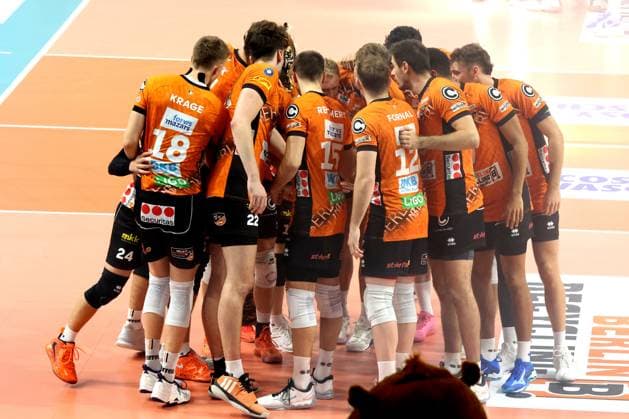 DEU, DVV, 1 VBL, BR Volleys vs Friedrichshafen, 12 10 2024, Max Schmeling Halle, Berlin, DEU, DVV, 1 VBL, BR Volleys vs Friedrichshafen, in the picture BR Volleys players circle Photo Juergen Engler nordphoto GmbH nordphotoxGmbHx xEngler nph00076