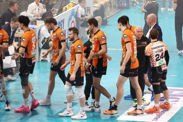 DEU, DVV, 1 VBL, BR Volleys vs Friedrichshafen, 12 10 2024, Max Schmeling Halle, Berlin, DEU, DVV, 1 VBL, BR Volleys vs Friedrichshafen, in the picture BR Volleys players circle, coach Joel Banks BR Volleys photo Juergen Engler nordphoto GmbH nordphotoxGmbHx xEngler nph00076