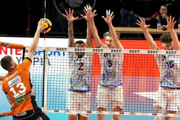 DEU, DVV, 1 VBL, BR Volleys vs Friedrichshafen, 12 10 2024, Max Schmeling Halle, Berlin, DEU, DVV, 1 VBL, BR Volleys vs Friedrichshafen, in the picture Ruben Schott BR Volleys 13 , Markos Galiotos Friedrichshafen 2 , Severi Savonsalmi Friedrichshafen 9 , photo Juergen Engler nordphoto GmbH nordphotoxGmbHx xEngler nph00076
