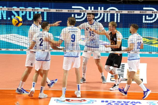 DEU, DVV, 1 VBL, BR Volleys vs Friedrichshafen, 12 10 2024, Max Schmeling Halle, Berlin, DEU, DVV, 1 VBL, BR Volleys vs Friedrichshafen, in the picture Friedrichshafen players circle Photo Juergen Engler nordphoto GmbH nordphotoxGmbHx xEngler nph00076