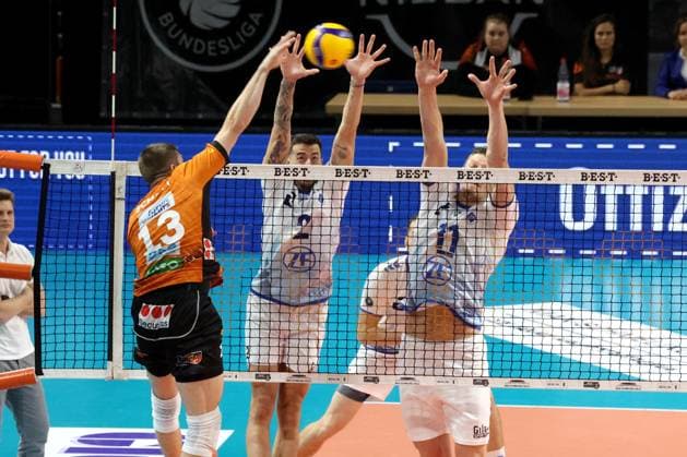 DEU, DVV, 1 VBL, BR Volleys vs Friedrichshafen, 12 10 2024, Max Schmeling Halle, Berlin, DEU, DVV, 1 VBL, BR Volleys vs Friedrichshafen, in the picture Ruben Schott BR Volleys 13 , Markos Galiotos Friedrichshafen 2 , Marcus Boehme Friedrichshafen 11 Photo Juergen Engler nordphoto GmbH nordphotoxGmbHx xEngler nph00076