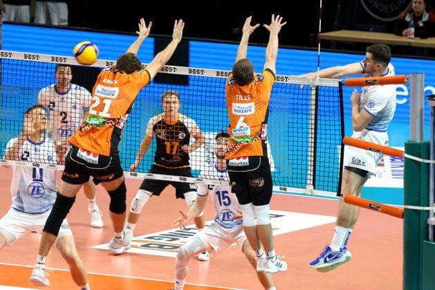 DEU, DVV, 1 VBL, BR Volleys vs Friedrichshafen, 12 10 2024, Max Schmeling Halle, Berlin, DEU, DVV, 1 VBL, BR Volleys vs Friedrichshafen, in the picture Tobias Krick BR Volleys 21 , Johannes Tille BR Volleys 6 , Michal Superlak Friedrichshafen 6 Photo Juergen Engler nordphoto GmbH nordphotoxGmbHx xEngler nph00076