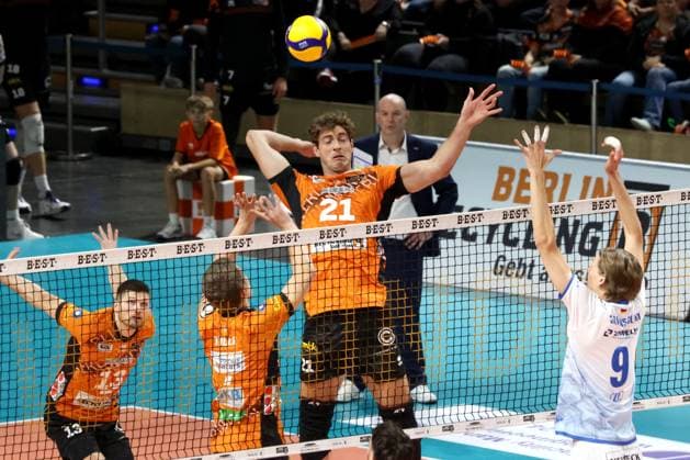 DEU, DVV, 1 VBL, BR Volleys vs Friedrichshafen, 12 10 2024, Max Schmeling Halle, Berlin, DEU, DVV, 1 VBL, BR Volleys vs Friedrichshafen, in the picture Tobias Krick BR Volleys 21 , Johannes Tille BR Volleys 6 , Coach Joel Banks BR Volleys , Severi Savonsalmi Friedrichshafen 9 Photo Juergen Engler nordphoto GmbH nordphotoxGmbHx xEngler nph00076